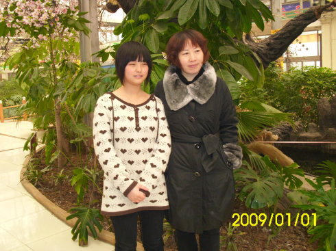 翟清芝女士與作者讀大一的女兒